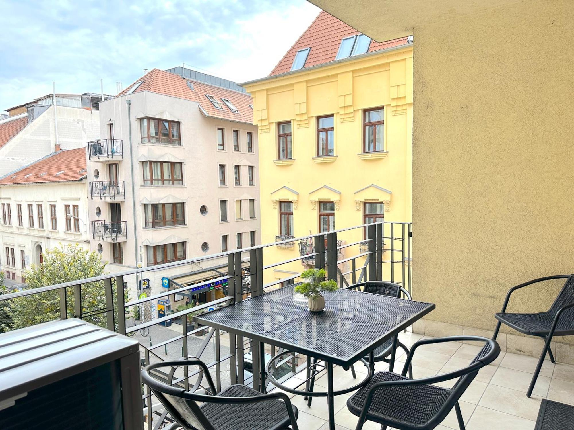 Spacious 3-Bedroom With Balcony & Free Parking, Budapest