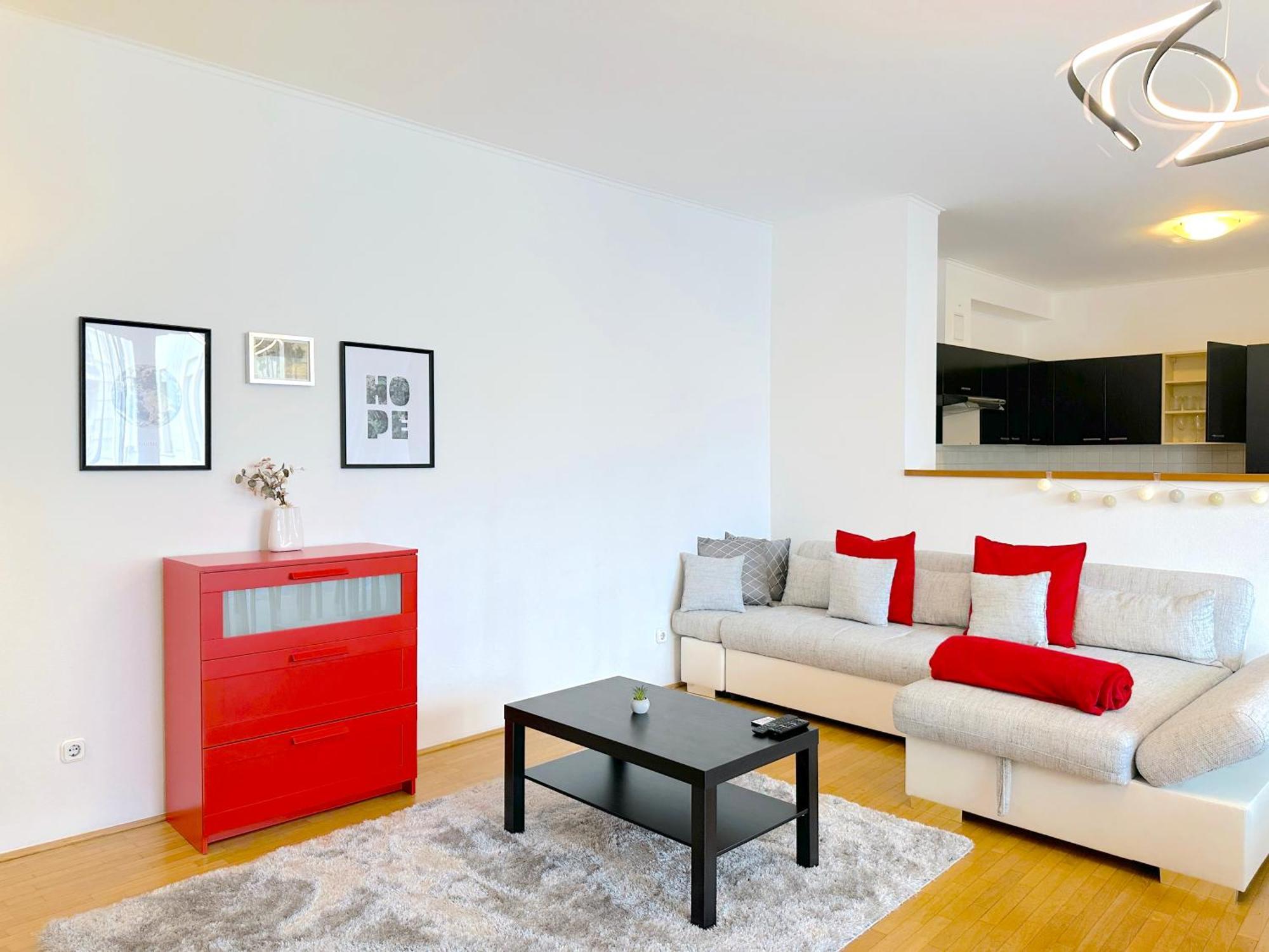 Spacious 3-Bedroom With Balcony & Free Parking — Photos 1