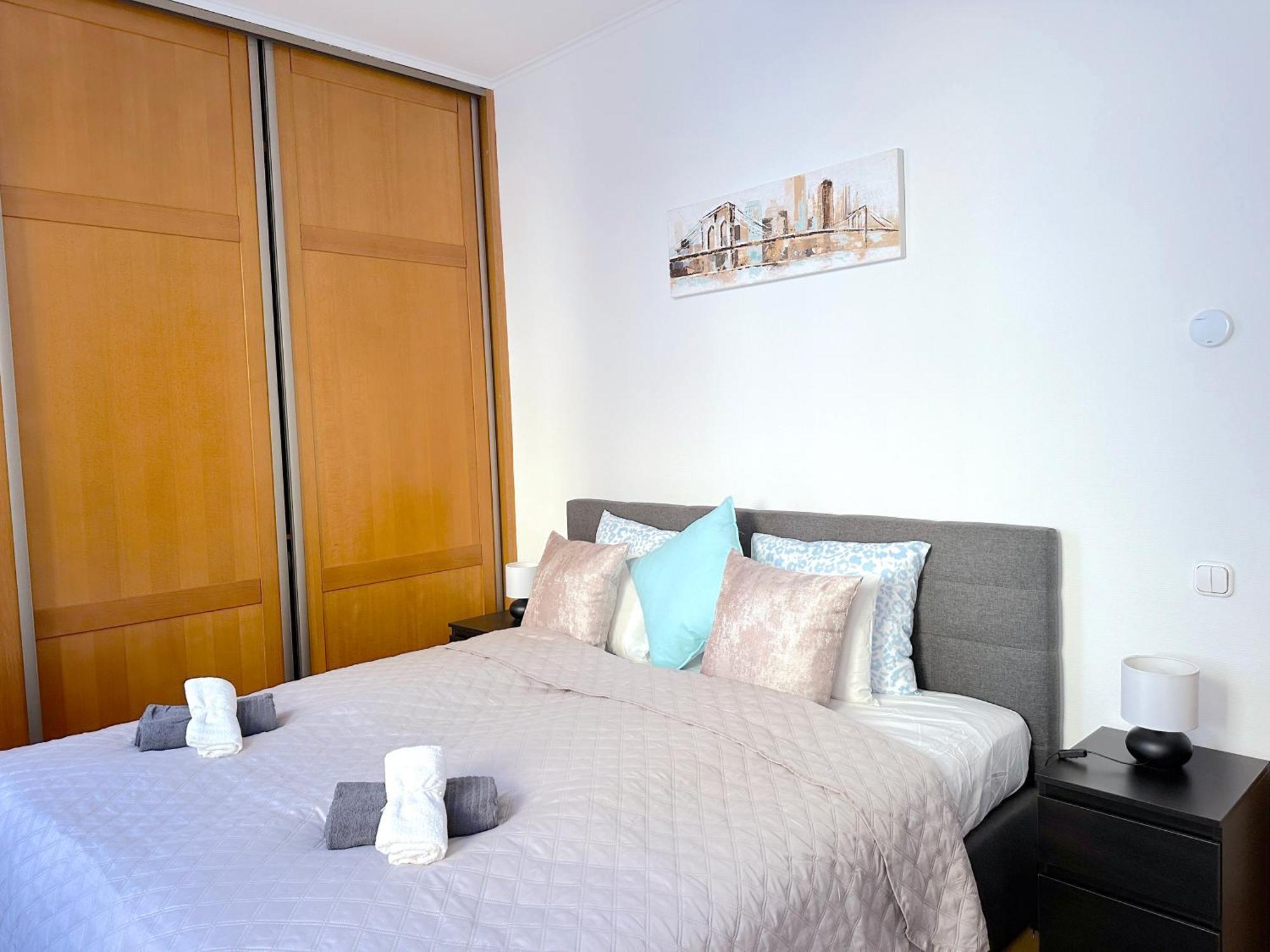 Spacious 3-Bedroom With Balcony & Free Parking — Photos 3