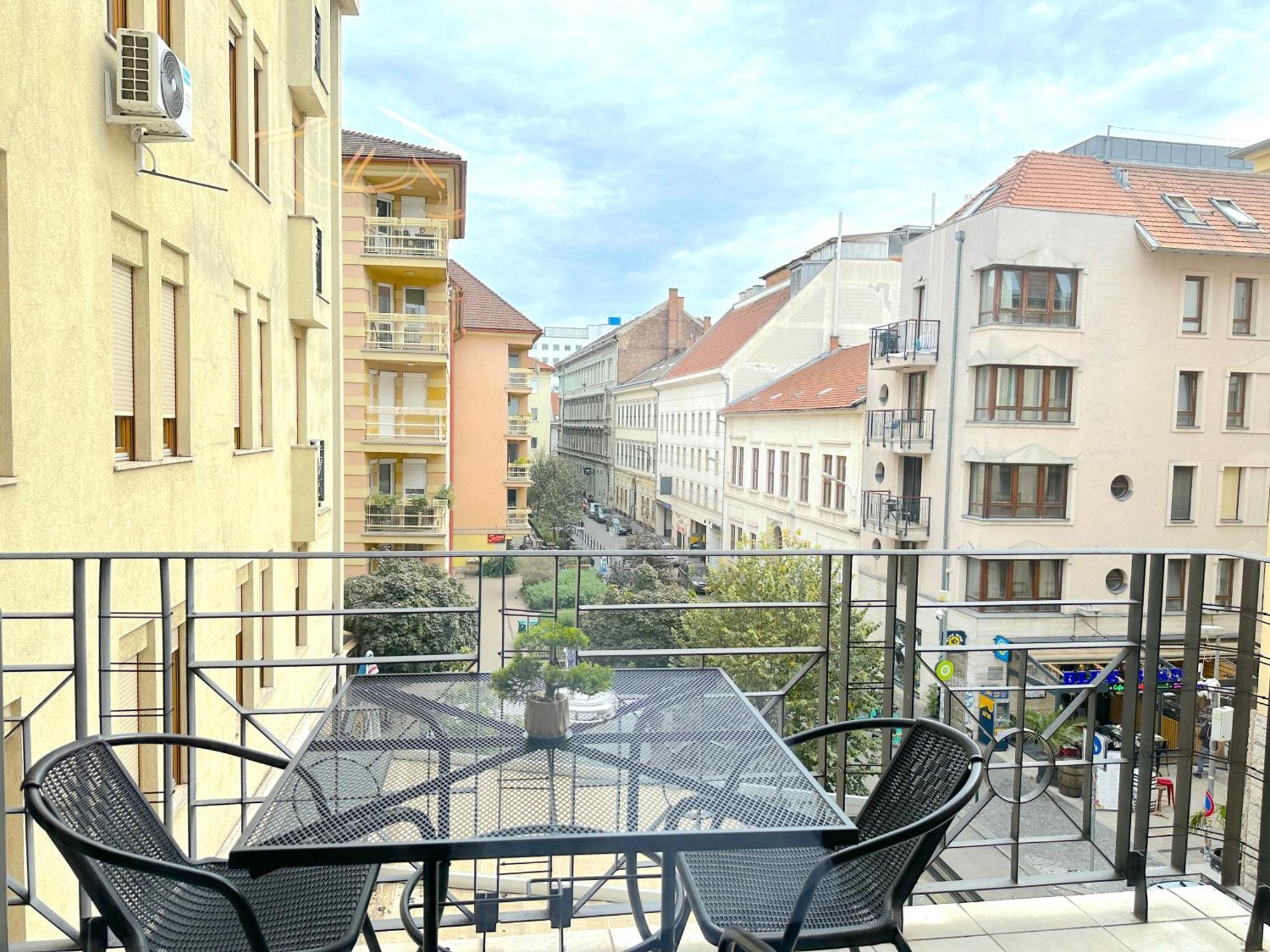 Spacious 3-Bedroom With Balcony & Free Parking — Photos 2